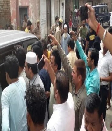 Bijnor: The area resonated with the flurry of bullets, unknown miscreants shot Kinnar with bullets in broad daylight