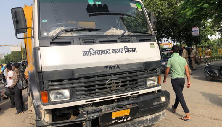 Ghaziabad: Municipal corporation truck hit the soldier's bike, died