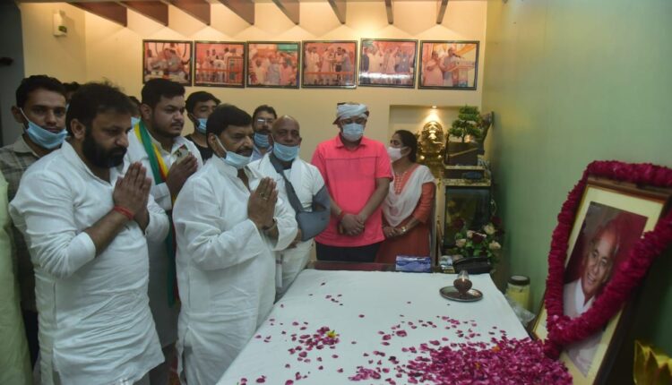 Praspa's national president Shivpal Singh Yadav arrived to meet Babuji Kalyan Singh's family