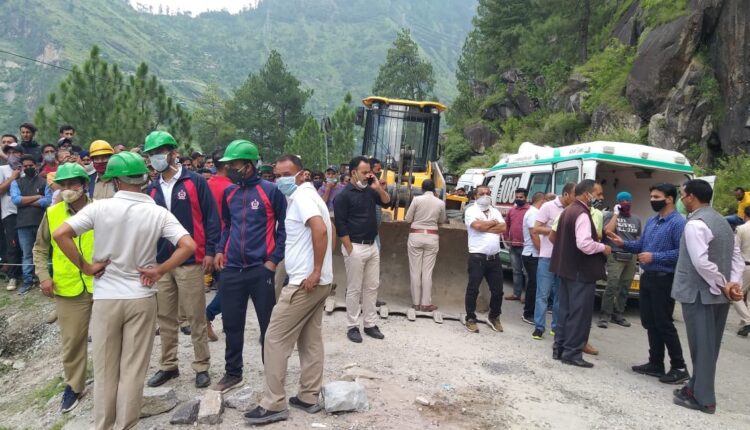 HRTC bus going to Haridwar fell from rocks