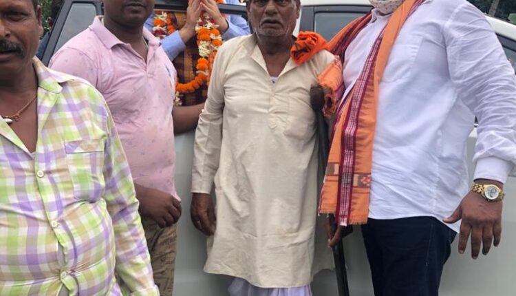 Union Minister Dharmendra Pradhan and Ashwini Vaishnav suddenly arrived in the train to take stock of the Jan Ashirwad Yatra, interacted with the passengers