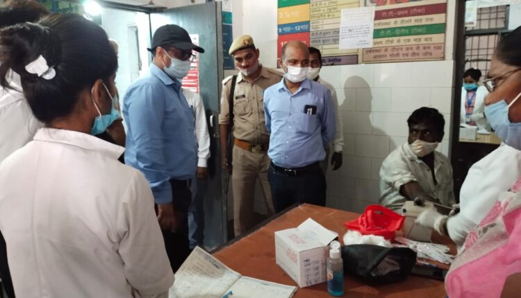 The District Magistrate took stock of the Kovid Vaccination Campaign after reaching Khukhundu and CHC Salempur.