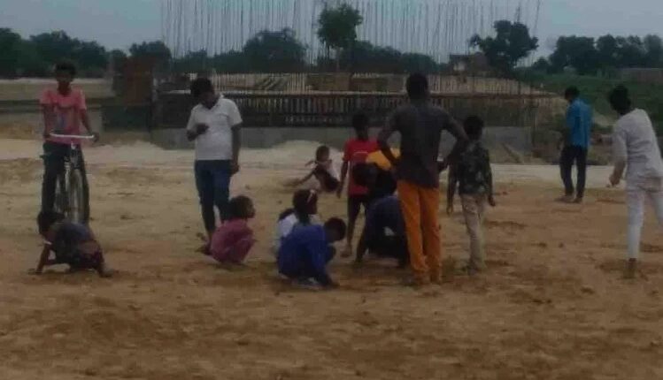 Kannauj: An urn full of coins came out during the excavation of the mound, JCB driver absconded with the urn