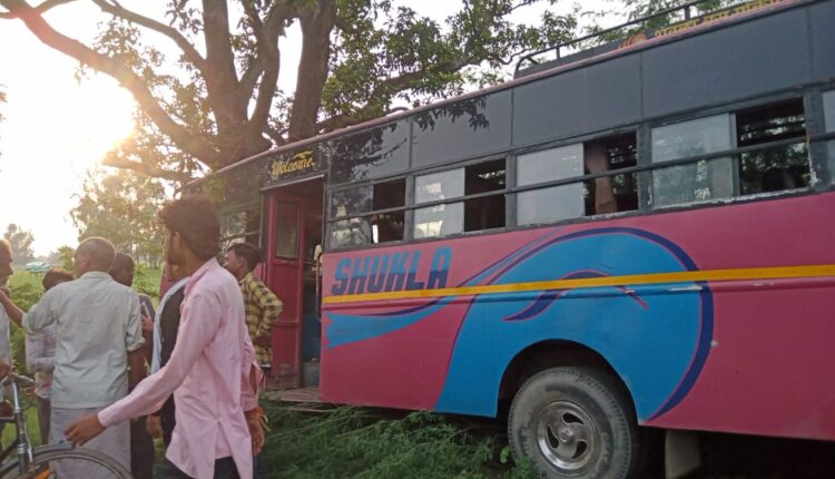 Kanpur Countryside: Traumatic road accident, speeding bus collided with tree, screaming