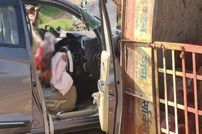 Ayodhya: Car collided with pickup laden with gas cylinder, 3 killed, 3 people of same family killed