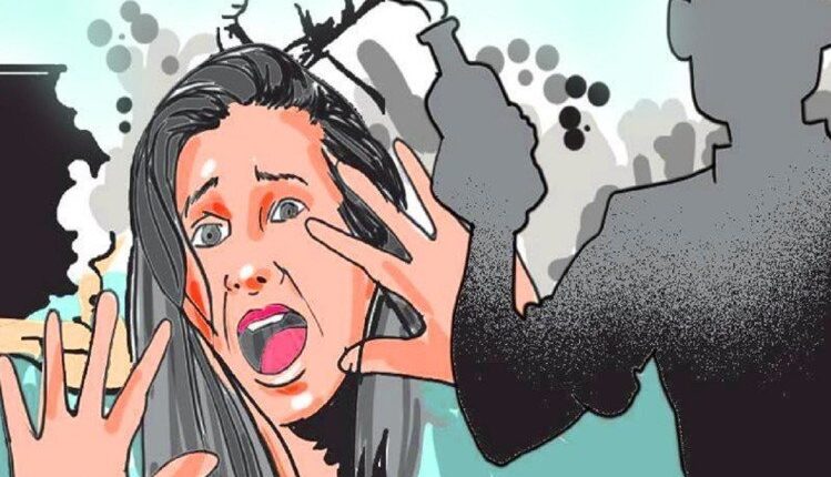 Lucknow: The young man threw acid on his wife, there was a dispute about the second marriage