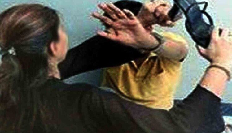 On seeing the lover with his wife, the girlfriend lost her temper, beating her lover with slippers