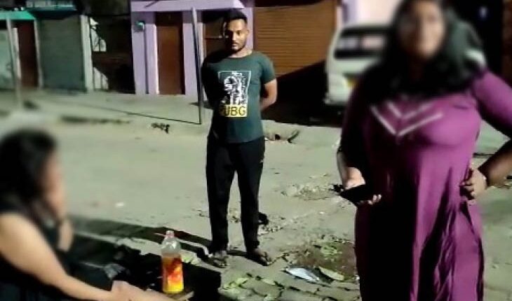Lucknow: A drunken girl created a ruckus on the road at midnight, made serious allegations against friends