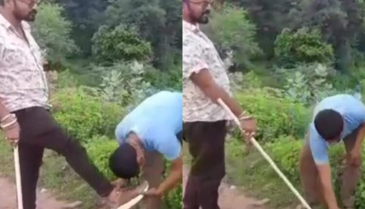 Incident that shames humanity: 4 people spit on a young man in a dispute over money, got a shoe placed on his head