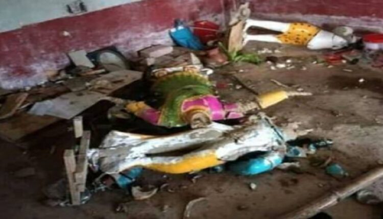 Muslim fundamentalists gullible attack on more than 50 Hindu houses on the instigation of clerics, demolished more than 10 temples