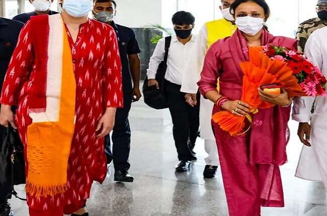 Congress General Secretary Priyanka Gandhi Vadra reached Lucknow, will hold a meeting on election strategy