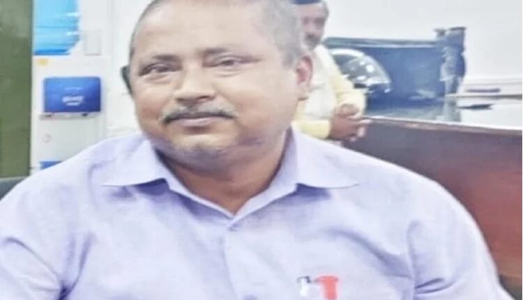 Babu of Directorate of Education arrested red handed taking bribe of 30 thousand