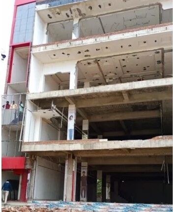 Administration ran a bulldozer at a shopping mart of 10 crores close to Mafia Mukhtar Ansari