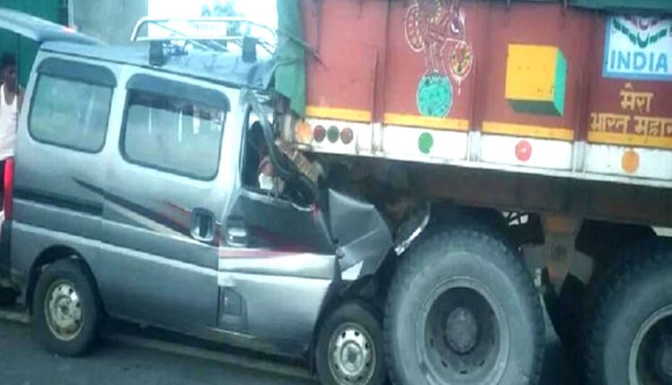 Big road accident, collision of van and truck full of students going to take exams, 6 killed