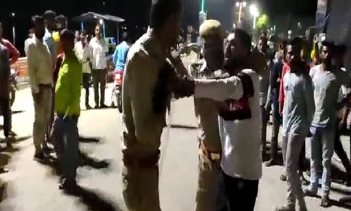 Mahoba: Police was seen getting beaten up, drunken youth beat up the constable fiercely, also tore the uniform