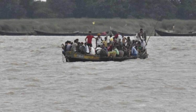 Big accident, boat full of visitors capsized in Ganga, 6 people missing