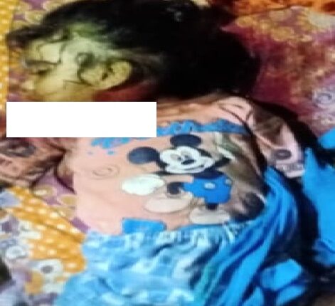 Man reached the police station after slitting the throat of wife and children, police engaged in investigation