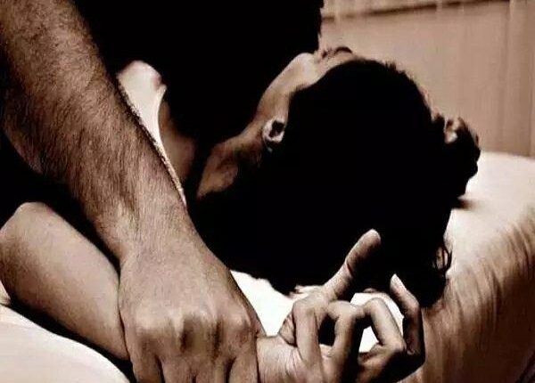 Husband wanted to make porn films forcibly from his wife, if she refused, husband divorced her by forging a signature