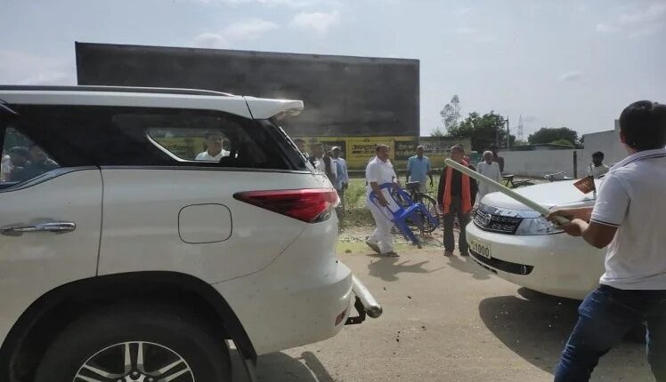 Pratapgarh: Congressmen attacked BJP MP and his associates, kicked and punched fiercely