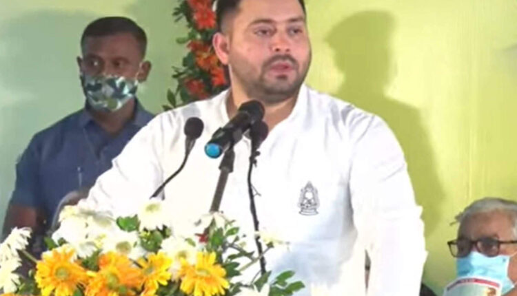 Video of Rashtriya Janata Dal leader Tejashwi Yadav distributing the note went viral, Tejashwi Yadav said this in a clarification