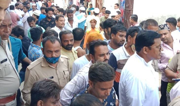 Brother killed brother by stabbing him in broad daylight in a minor dispute over a transaction of 1500 rupees