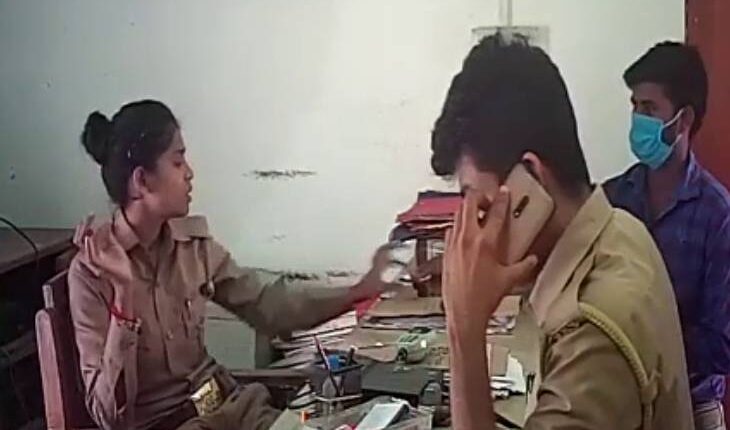Barabanki: Video of female constable taking bribe goes viral on social media, female constable suspended