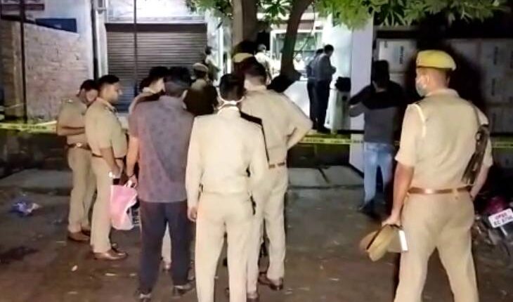 The miscreants who came with the intention of robbery shot the young man working in the shop, died