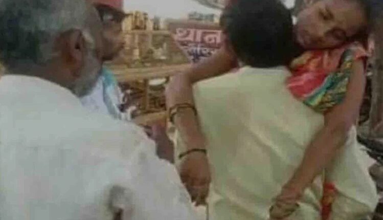 The father, who was badly injured by the beating of the in-laws, took the woman on his shoulder and took her to the police station.