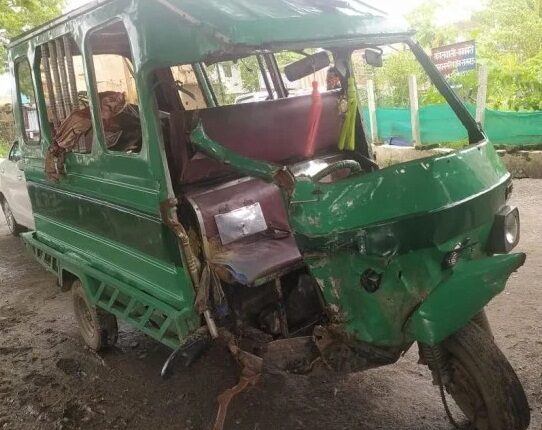 Bike and tempo collide head-on, death of both bike riders