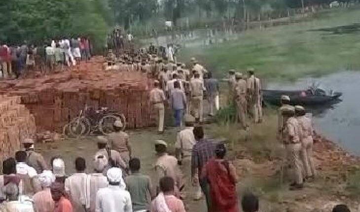 Due to the land dispute, the young man committed suicide by jumping into the pond in front of the police.