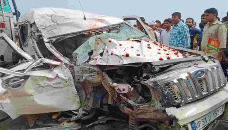 Truck coming from opposite direction hit a Scorpio full of processions, 1 killed