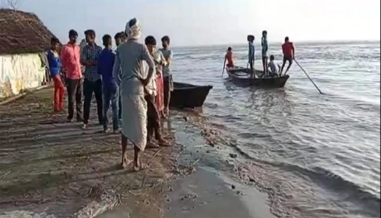 Boat capsizes in Ghaghra river, 10 people missing