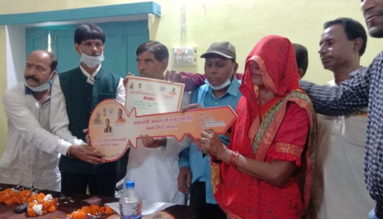 Jhansi: Keys distributed along with certificates to beneficiaries under Pradhan Mantri Awas Yojana by Nagar Panchayat President of Kasba Moth