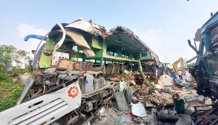 horrific road accident in barabanki 9 killed in truck and bus collision