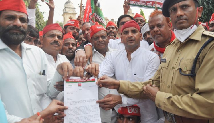 The leaders of the Samajwadi Party submitted a memorandum addressed to the District Magistrate in the name of the President.