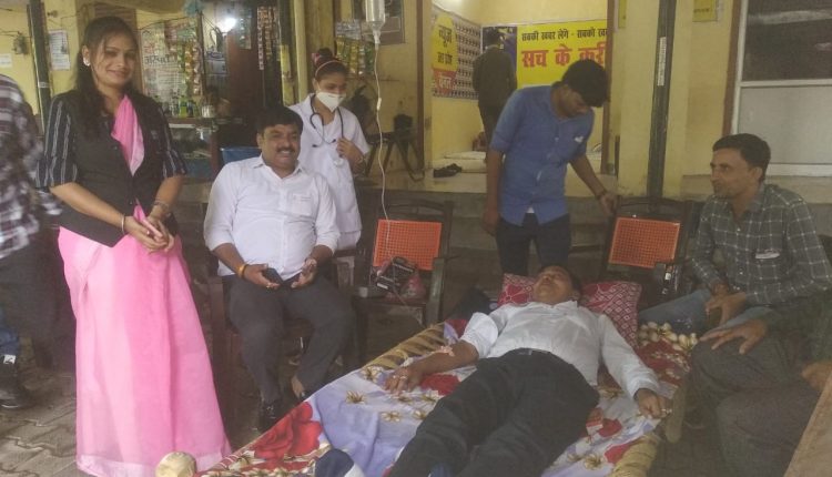 Journalists sitting on Satyagraha were attacked by unknown vehicle late at night