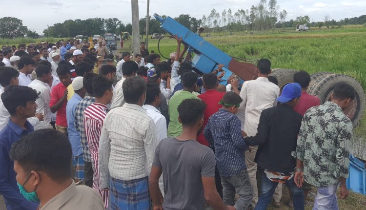 High speed tractor going to join the procession of Eid-e-Miladunnabi - trolley overturned, one dead
