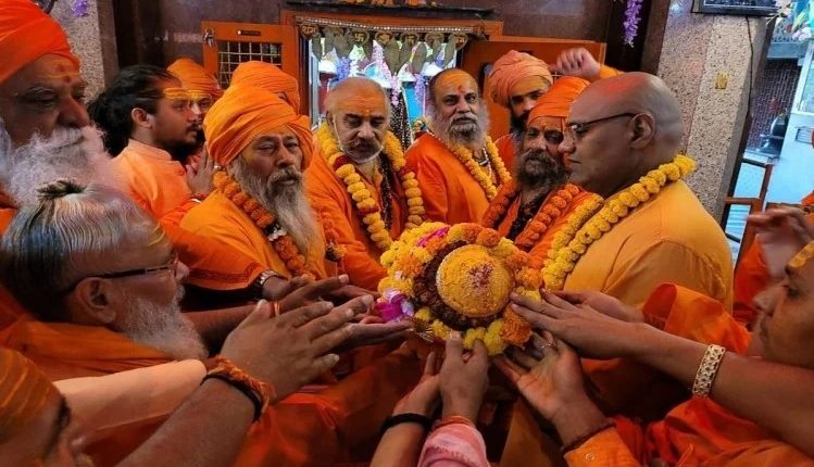 Once again the cause of controversy became the Juna Akhara, the controversial Baba Narasimhanand has been made the Mahamandaleshwar of the arena