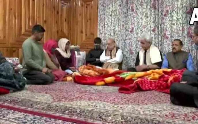 Graham Minister Amit Shah met the family members of Inspector Parvez Ahmed, who was martyred in the terrorist attack.