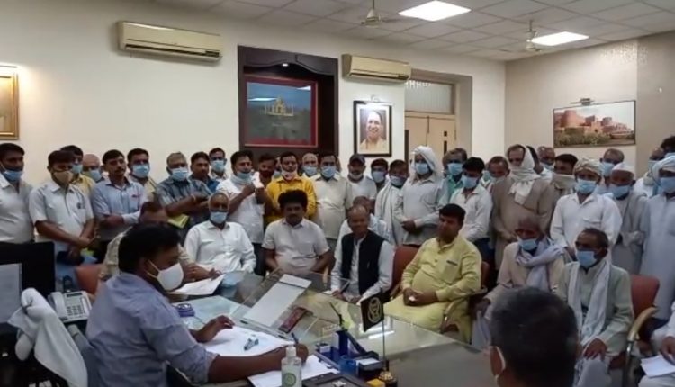 Agra: Farmers surrounded the District Magistrate regarding the problems of electricity and fertilizers, said if needed, they would also surround the commissioner