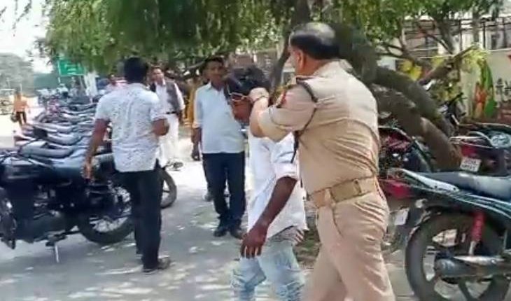 The brutal face of the police came to the fore, the family of the rape victim girl stopped the SP's car, the enraged SP slapped her