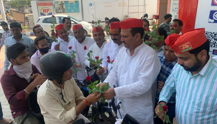 Petrol price crosses 100 rupees, expressed protest through Gandhigiri by offering rose flowers to people at petrol pump