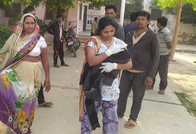 Newborn baby found wrapped in sacks in the field, sent to primary health center for treatment