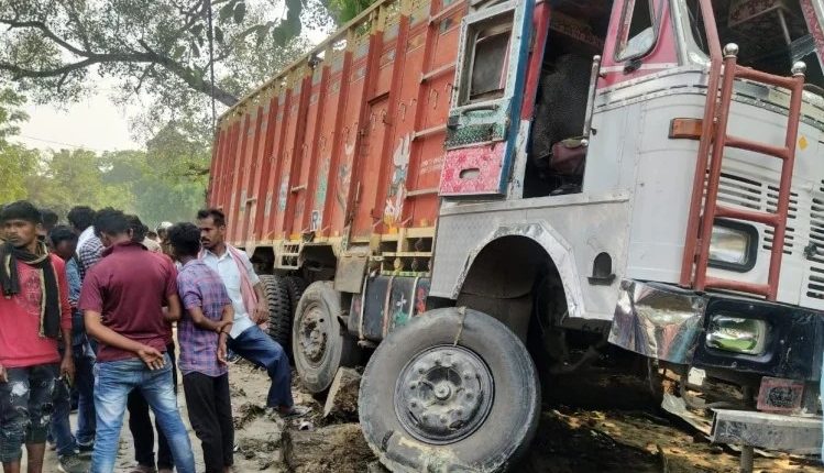 Uncontrollable truck rams into tea shop, crushing six people to death