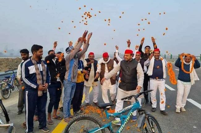 Before Prime Minister Narendra Modi, former MLAs and workers of Samajwadi Party inaugurated Purvanchal Expressway