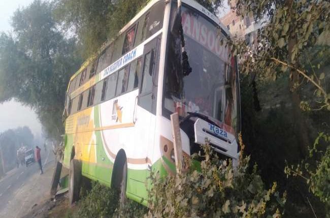 Trailer coming from behind hit a parked tourist bus, 2 killed