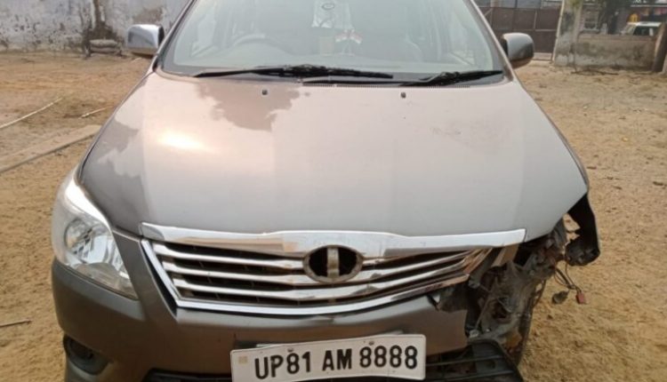 Innova trampled workers putting up hoardings, two seriously injured, one died