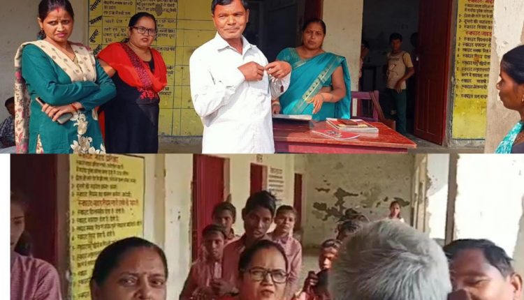 The teachers reprimanded the mother who came to enroll in the government primary school.