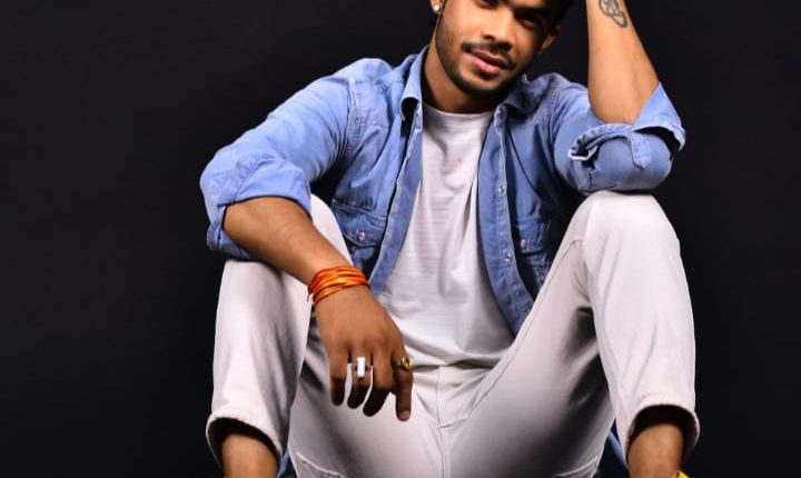 At the age of 19, she became the shining star of the fashion show.