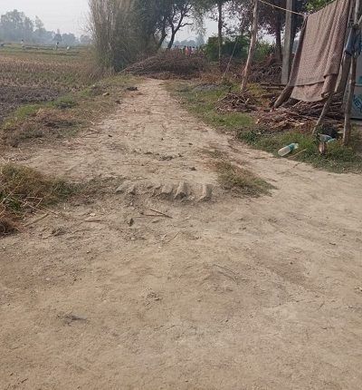 Sultanpur- Dabang Pradhan closed the path of villagers